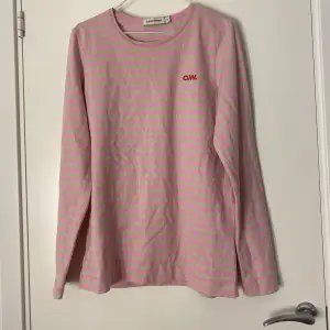 En rosa/beige randig tröja från Carin Wester. Aldrig använd.