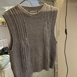 Stickad väst - Stickad väst i storlek S. Skriv för fler bilder🥰