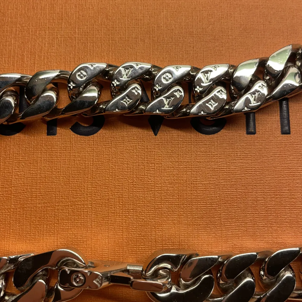 ‼️WTS‼️  Louis Vuitton Chain Links Necklace  Cond 9/10, försiktig använt  FULL SET   Bud 11 000kr  Bin 11 500kr  Skicka meddelande vid frågor eller liknande, inga time wasters tack. Accessoarer.