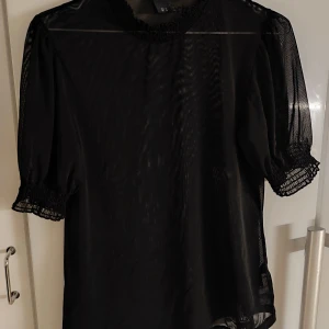 Top till fest eller vardag. - Fint skick  Kan skickas om köparen bet frakt 