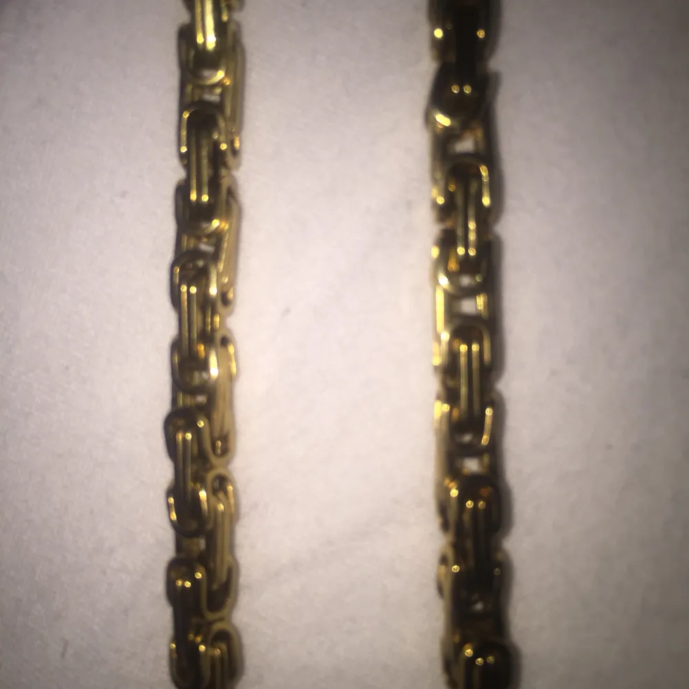 Halsbandet är guldplaterat, halsbandet är i bra skick och är väldigt fint. Jag köpte halsbandet för 500 och säljer det för 250. Säljer halsbandet för att kedjan inte matchade min stil.. Accessoarer.