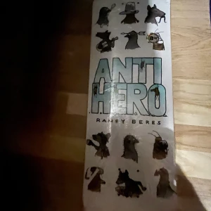 Anti Hero bräda  - En helt ny Anti Hero bräda värd 800 kronor ny pris men jag säljer den för 500, storleken är en 8.38.  Jag kan mötas upp men bara då i Enköping eller kanske Stockholm också  
