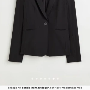 Kavaj - Figurnära kavaj från Hm Storlek 44 Köpt för 399, säljare för 199 Använd och tvättad en gång Som ny