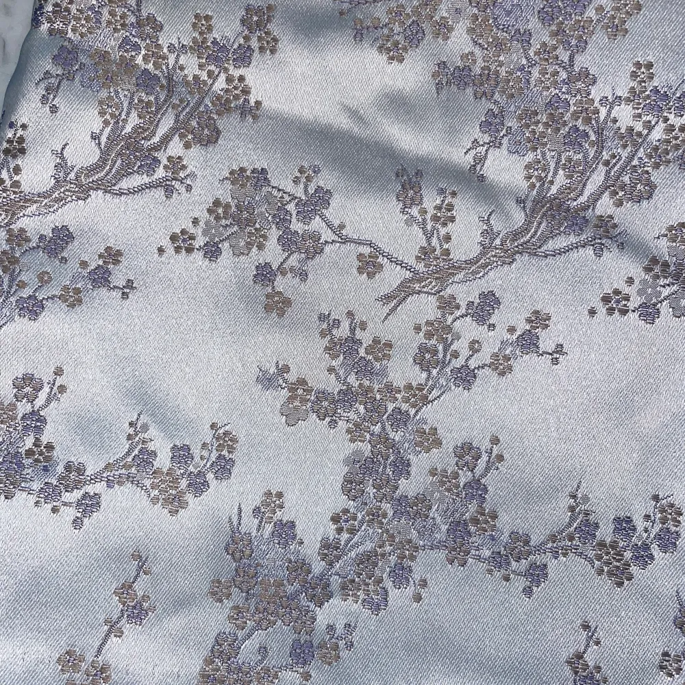 Så otroligt söt minikjol i silke med broderade blommor. Slits på båda sidorna. Kommer från 90-talet,  jag har alltså ärvt den. Väldigt ljuslila/ nästan silver färg. . Kjolar.
