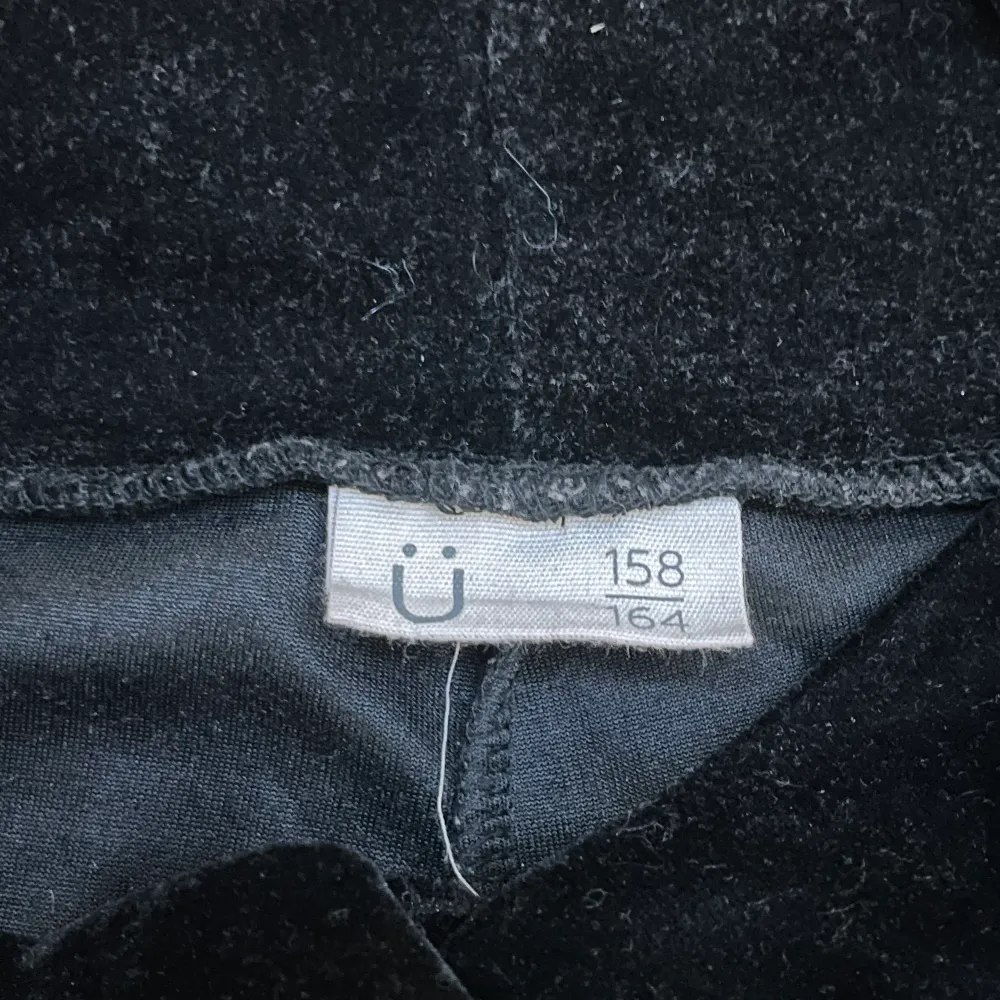 Nu säljer jag svarta velour byxor med slits på framsidan i strl 156–164💕 Inköpta på Kappahl i ny skick, kostar 150 kr+frakt💕. Jeans & Byxor.