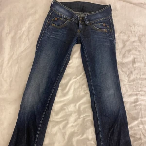 Pepe jeans - Ett par jättesnygga low Rise pepe jeans⭐️. Säljer pga de har blivit för små. nypeis 1000.  Köparen står för frakt