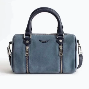 Zadig sunny bag blue - Eftertraktad väska från Zadig & Voltaire. Ganska använd men ändå i rätt bra skick, mockan har dock blivit lite smutsig på några ställen! Säljer för 1900 ⭐️🫶🏽(det är mellanstorleken)