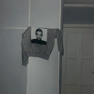 anine bing hoodie - sweatshirt från anine bing med kate moss på!😍 nypris 2450kr