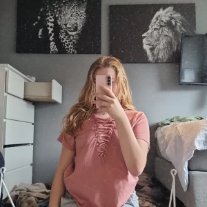 T-shirt  - ✨️Den är så söt och skön Jag har tagit bort lappen sp vet ej storleken,  skulle dock gissa på att den är en M/L. Löst o fint sitter den:) 