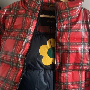 Vinterjacka från Juicy Couture! - Dunjacka från Juicy Couture! Den är regntålig och varm. Perfekt nu i vinter! Säljes pga har en annan 💝