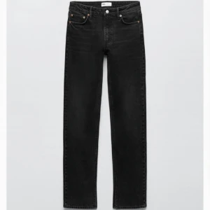 Jeans med split - Jeans med split från Zara. Modell Jeans TRF Split Slim. Aldrig använda 