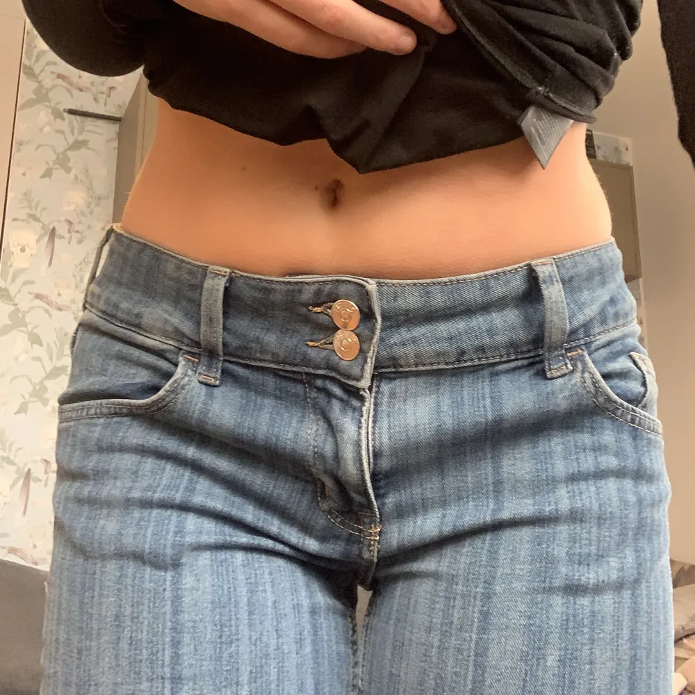 lågmidjade jeans från hm  jag är 168cm lång <3. Jeans & Byxor.