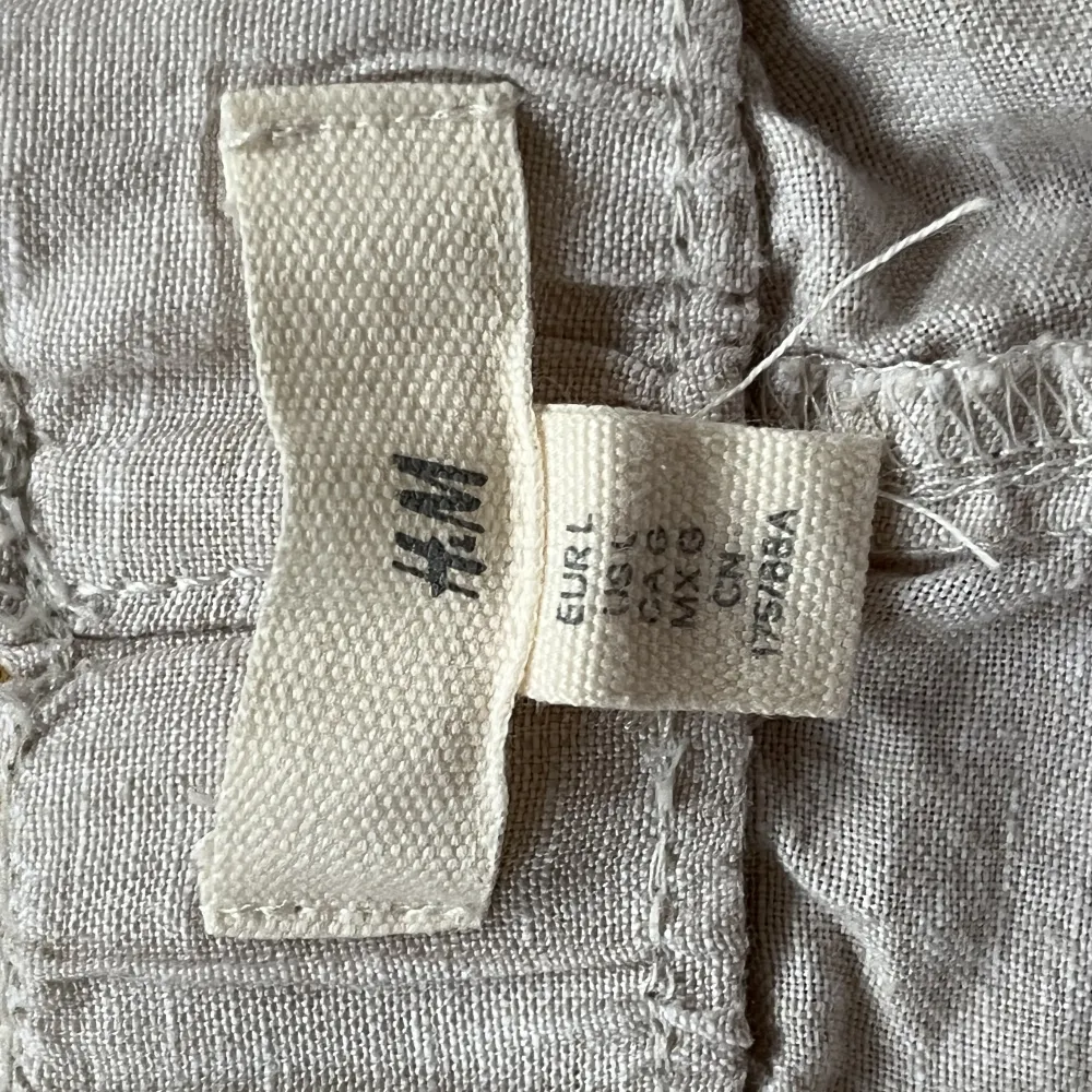 Riktigt sköna linnebrallor från H&M, (OBS, notera fläck på vänster baksida; sista bilden). Jeans & Byxor.