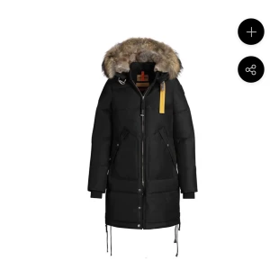 Parajumper - Säljer nu den här jackan, en parajumper long bear svart i stl S har haft den i ungefär 1,5 år och den är i bra skick. Lägger den på 8000kr men priset kan diskuteras. Kvitto finns och den är köpt i NK.