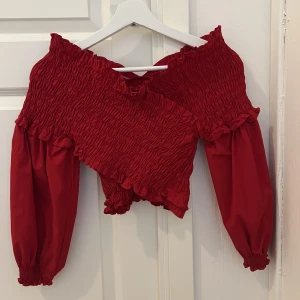 Offshoulder topp - Jättefin blus som tyvärr är för liten och oanvänd. Är vanligtvis en XS men den sitter väldigt tight, passar bättre till någon som är XXS.