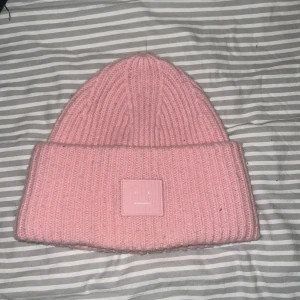 acne mössa - säljer min rosa jättefina acne mössa då den inte kommer till användning! köpt i vintras så väldigt bra skick, pyttelite smink fläckar på insidan men det syns inte utanpå. (går säkert bort) 