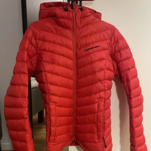 PEAKPERFORMANCE FROST DOWN HOOD JACKET DAM - Dunjacka i bra skick. Nypris 3000kr. 