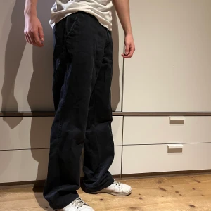 Chinos/Kostymbyxor - Vida Chinos/Kostym byxor, mörkblå, passar mig som är storlek: 30-32, köpta second hand för ett år sen