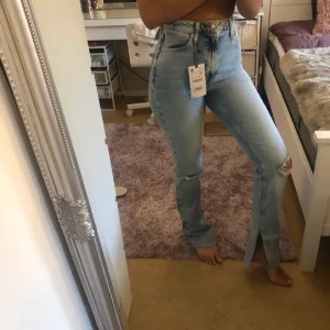 Zara jeans  - Strlk36 från zara, oanvänd. Prislappar är kvar. Köpte från en tjej här från Plick men det passar inte mig