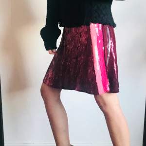 En supersöt glittrig kjol med M passform. Storlek: 38. Toppskick som ny.  Full längd: 48 cm  Midjan: 38 cm