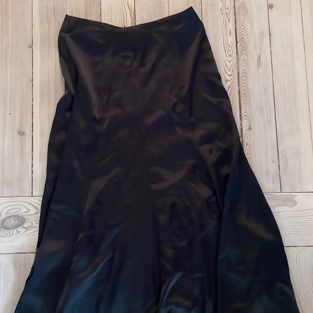 Så fin kjol med fantastiskt fall, tyvärr är den för liten. Aldrig använd, nypris 600kr.. Kjolar.