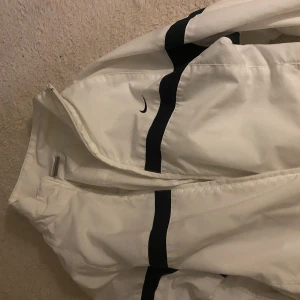 Nike Jacka  - Säljer nu min Nike jacka pga att den ej används. Använd 1 gång. Passar både tjejer och killar 