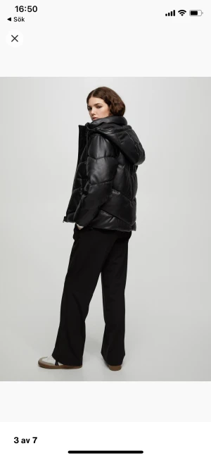 Vinterjacka  - Köptes förra vinter ifrån pull and bear, sparsam använt endast knapparna på fickan som har ramlat av och bandet, därmed priset❤️Annars inga skador❤️ SKRIV FÖR FLER BILDER ❤️