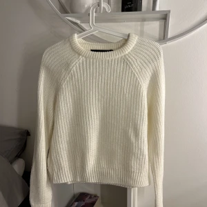 Stickad tröja  - Vit stickad tröja från Vero Moda 🤍🫶🏼 stl S, passar xs 🤍