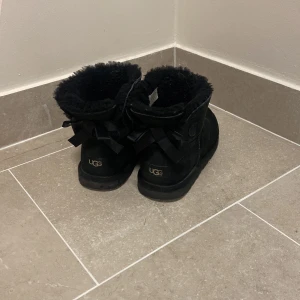 Svarta uggs - Säljer dessa assnygga uggs eftersom att dem är för stora för mig, köptes förra året men användes inte jättemycket eftersom att jag hade ett par andra vinterskor också! Äkta och i superbra skick! Köptes för 2000kr men säljs för 1200kr🫶🏼