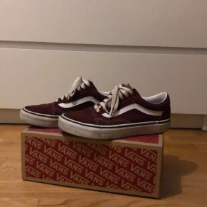 Vans sneakers  - Säljer ett par vinröda Vans sneakers i bra skicka. Använda ett fåtal gånger. Skicka gärna ett meddelande vid intresse eller frågor☺️