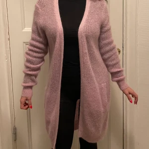 Whyred kofta mohair/ull – ny - Jättefin kofta i lite längre variant från Whyred. Mohair och ullblandning. Sober lila färg. Ger ett väldigt fräscht intryck. Storlek S. Nypris 3200 kr. Aldrig använd.