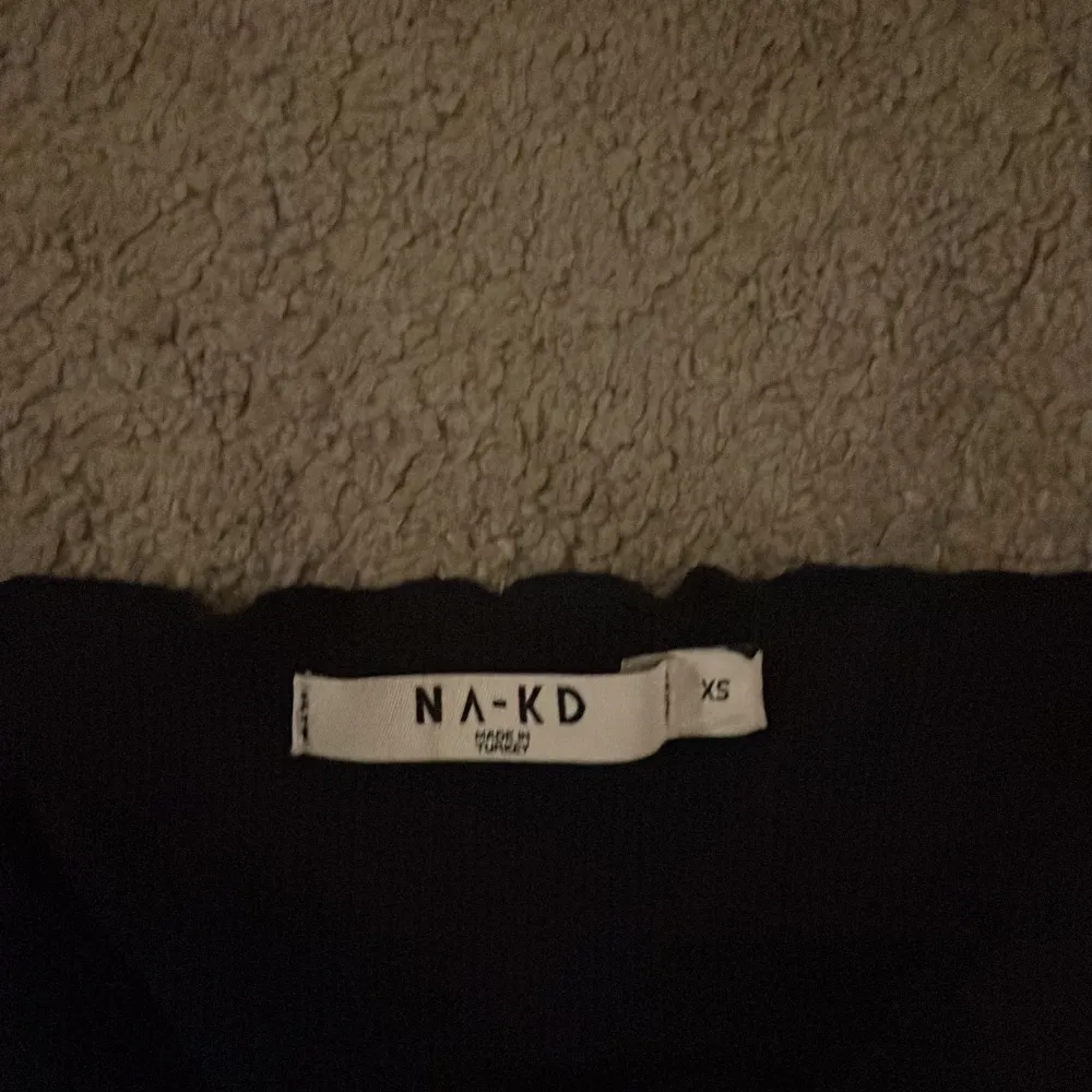 En svart ribbad långärmad tröja från na-kd i storlek xs! . Toppar.