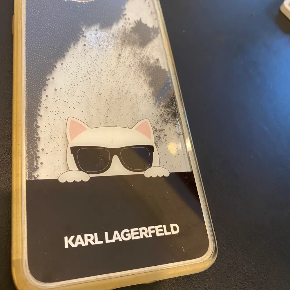 Karl Lagerfeld skal i bra skick säljes för 100kr. Övrigt.