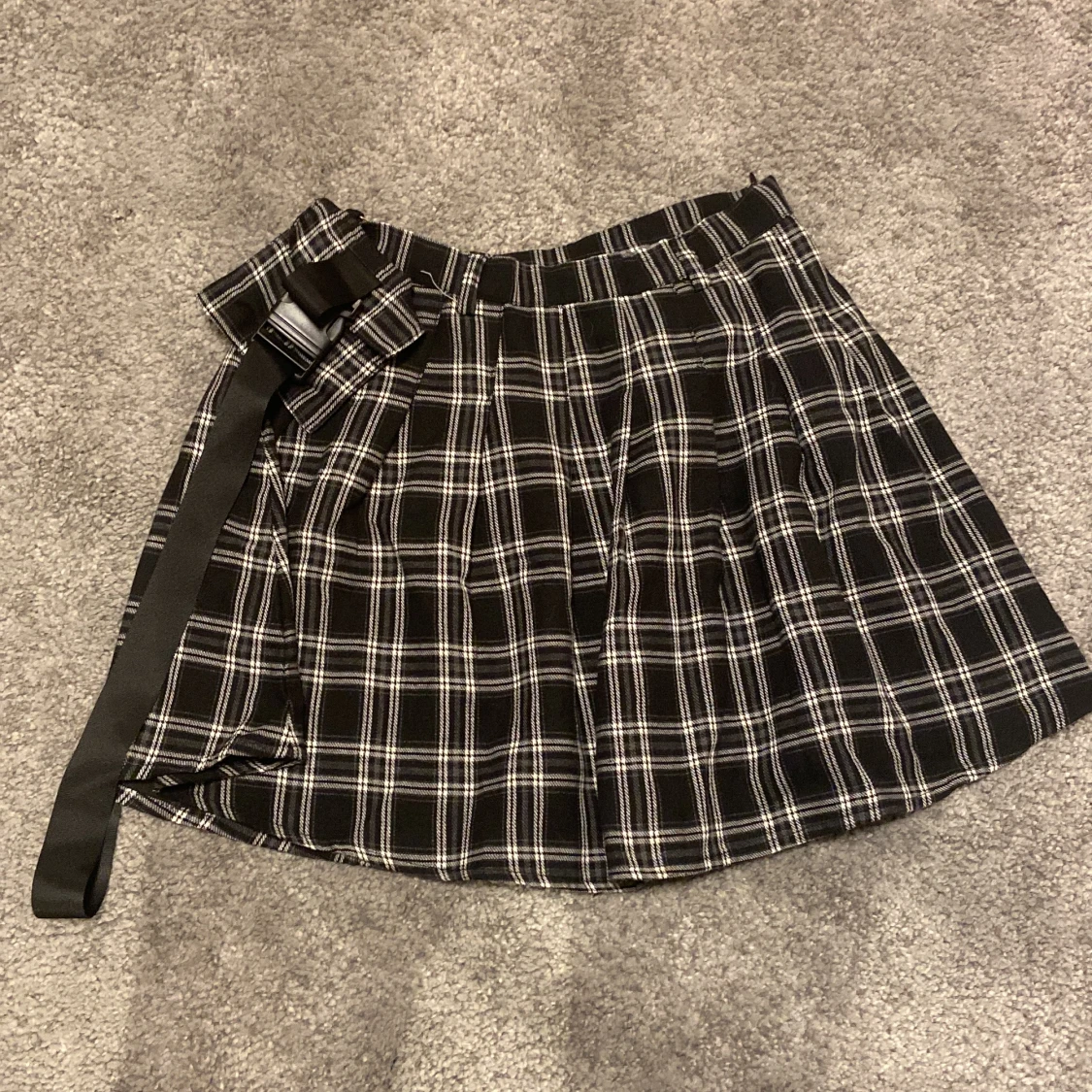 Svart vit rutig kjol