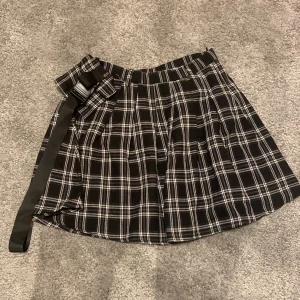 Svart vit rutig kjol - En super fin kjol med svart vita rotor på sig. Väldigt behagligt material och inte använd alls mycket. ✨🫶 Frakt kostnad: 20 kronor.
