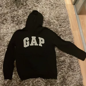 Jätte fin gap hoodie  - Snygg svart gap hoodie som bara har blivit testad och därför säljs. Har inte använt den och den sitter hur bra som helst med jätte skönt material