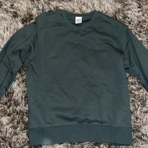 Zara sweatshirt  - Helg ny zara sweatshirt som inte används längre. Jätte skön och snygg hoodie till höften och vintern
