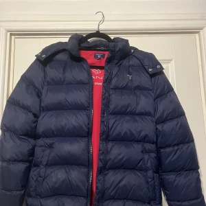 Gant jacka - Säljer min gant jacka i storlek 146/152, den är som en xs och är i mycket bra skick.