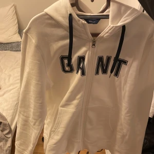 Gant Hoodie Strl L - Passar både till tjej och kille. Sparsamt använd 8/10 Köpt på GANT butiken i göteborg.