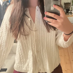 Vit kofta - Stickad kofta köpt second hand!