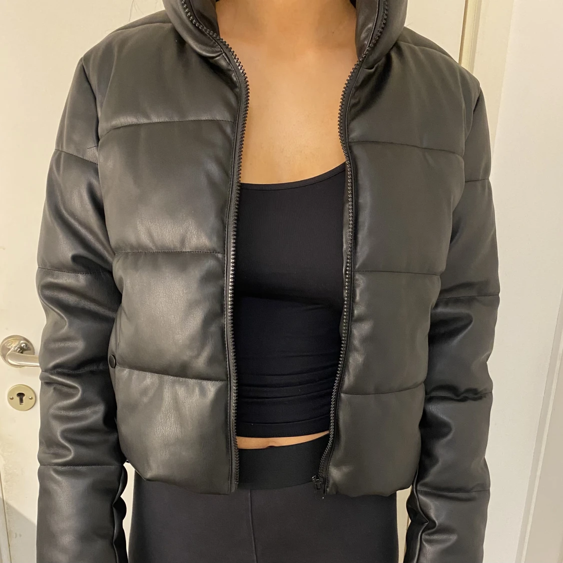 Svart skinn puffer jacket - 90