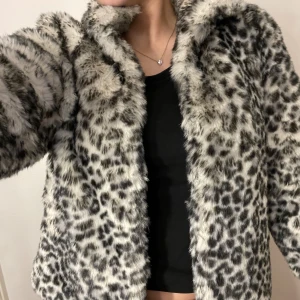Jacka  - Leopard pälsjacka (fuskpäls)  Storlek S  I Bra skick