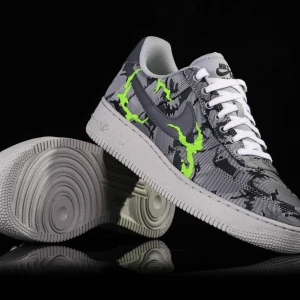 Air force 1 elektric green - Köpte dessa för något år sen men använde dem väldigt lite då. Nu har dem mest legat och tänkte sälja dem vidare. Skick 7/10. Smutsiga men utöver det är dem inte trasiga eller nått. Köparen står för frakt och betalas enskilt:)