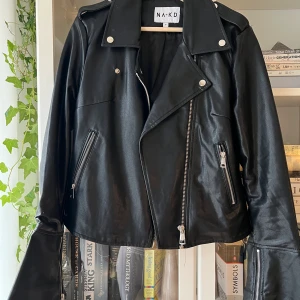 NA KD Falsk skinnjacka storlek 38 - NA KD Falsk skinnjacka storlek 38