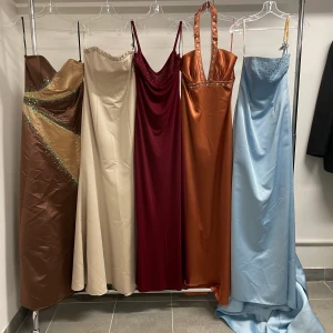 Klänningar - Säljer min festklänningar. Aldrig använda eller använda en gång. Säljer paketpris 7000 eller styckvis. Hör av er angående pris för enskild klänning eller mer bilder på enskilda klänningar. 