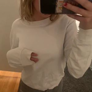 Vit sweatshirt  - Jag säljer nu min vita sweatshirt ifrån nakd💕den är superfin och passar till allt!💕den är i jättebra skick och har inga fläckar eller något alls! Kontakta mig vid fler frågor💕