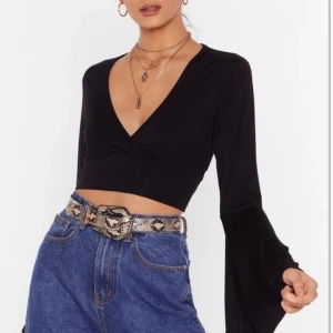 Svart topp från Gina Tricot  - Svart topp från Gina Tricot. Storlek S. Aldrig använd