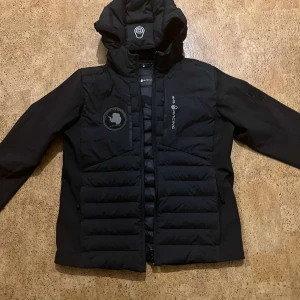 Sail racing jacka  - En bra jacka för vintern. Använd få gånger pågrund av att jag bytte stil. (ny pris 3000)