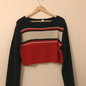 HM tröja - Snygg, croppad tröja från hm i blått, vitt och rött❤️