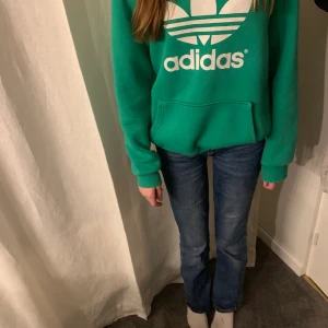 Adidas hoddie  - Jätte fin grön adidas hoddie som tyvärr int kommer till användning 